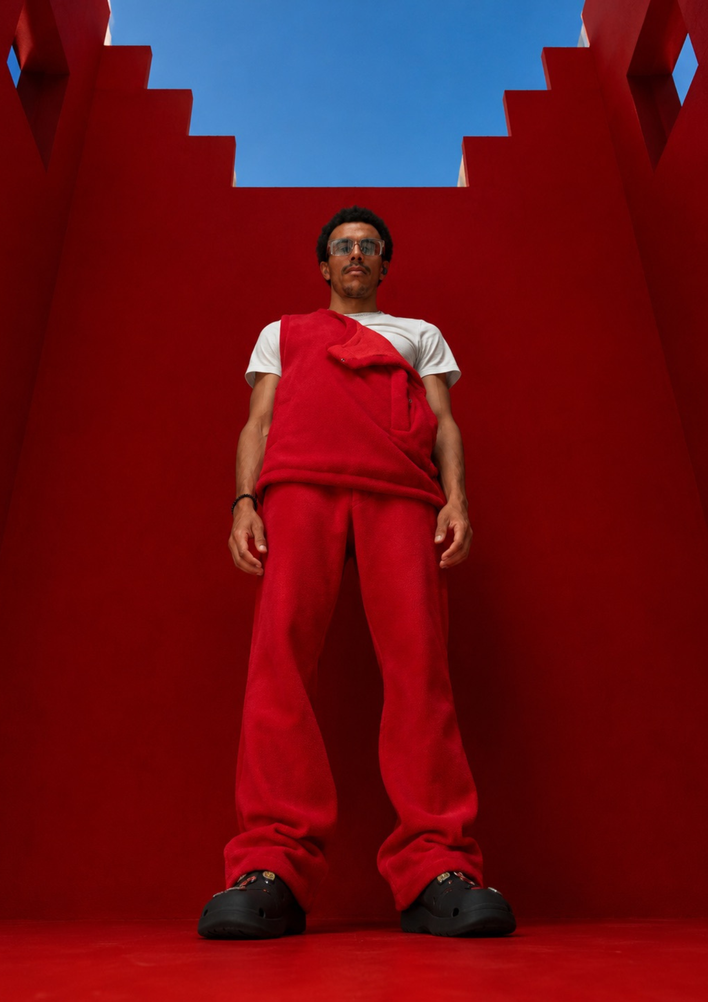 Red Room — 10 Prompts IA Streetwear Éditorial pour des Visuels Urbains qui Claquent
